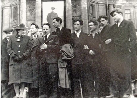 Выпускники у Академии художеств. Конец 1940-х гг. В центре во втором ряду А. П. Кузнецов