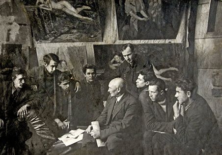 Б. В. Иогансон в творческой мастерской со студентами Крайний справа А. П. Кузнецов, за Иогансоном стоит Л. В. Худяков. 1950 г.