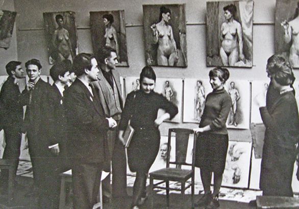 Выставка работ учеников 11 класса СХШ. 1962 г.  Слева А. Ф. Булыгин, за ним А. П. Кузнецов, в центре учащаяся О. Ческидова, справа от нее Л. Кириллова