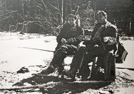 На зимней рыбалке. Справа А. П. Кузнецов, слева В. И. Сенчуков