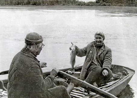 Рыбалка на Вуоксе. А. П. Кузнецов с женой О. А. Ческидовой. 1979 г.