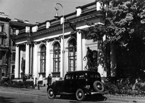 4. Северный павильон. Архитектор К. И. Росси. Фото 1948 г.